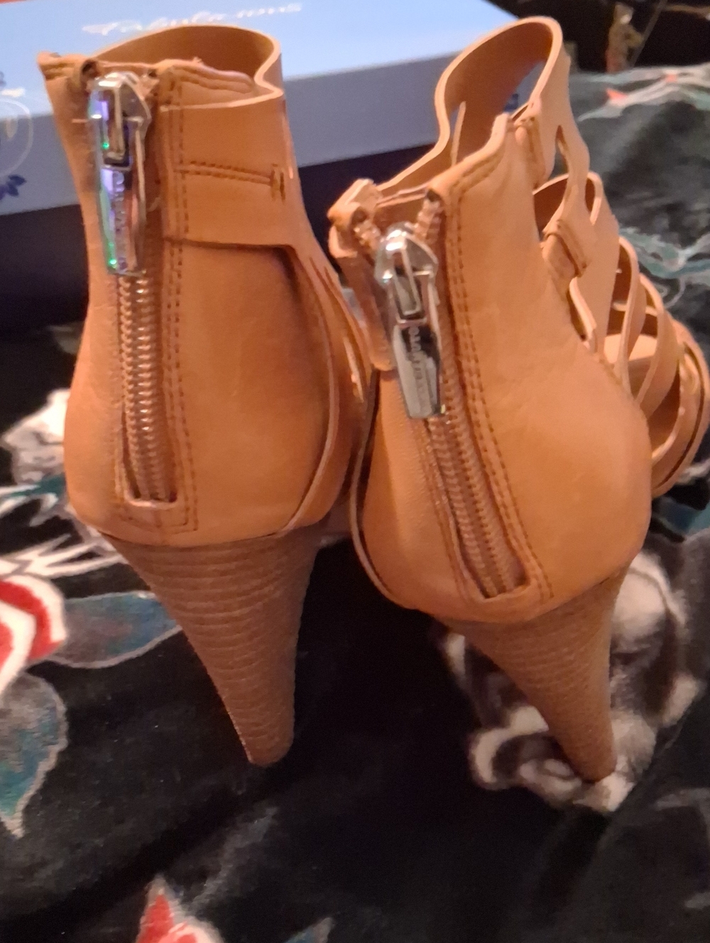 Vince Camuto Shoes - Picture 3 of 5